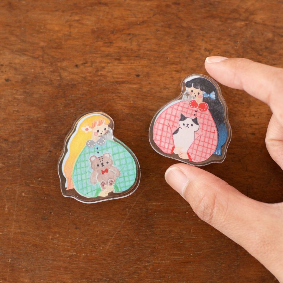 手紙社｜cotori cotori・リバーシブルアクリルクリップ「かわいいだっこ」
