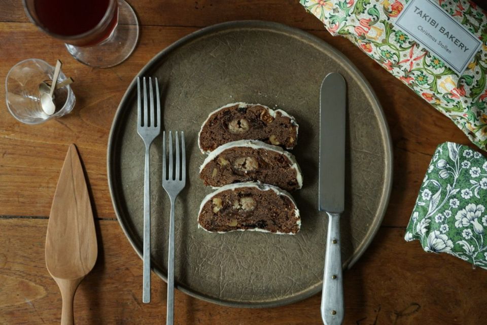 TAKIBI BAKERY｜クリスマスシュトーレンお皿に乗せて